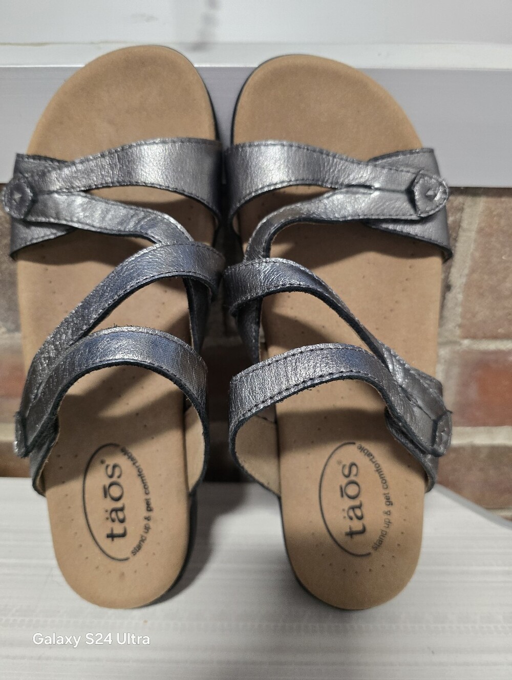 Taos * Womens Size 7 * Metallic Pewter Leather Double U Slide * Never Worn